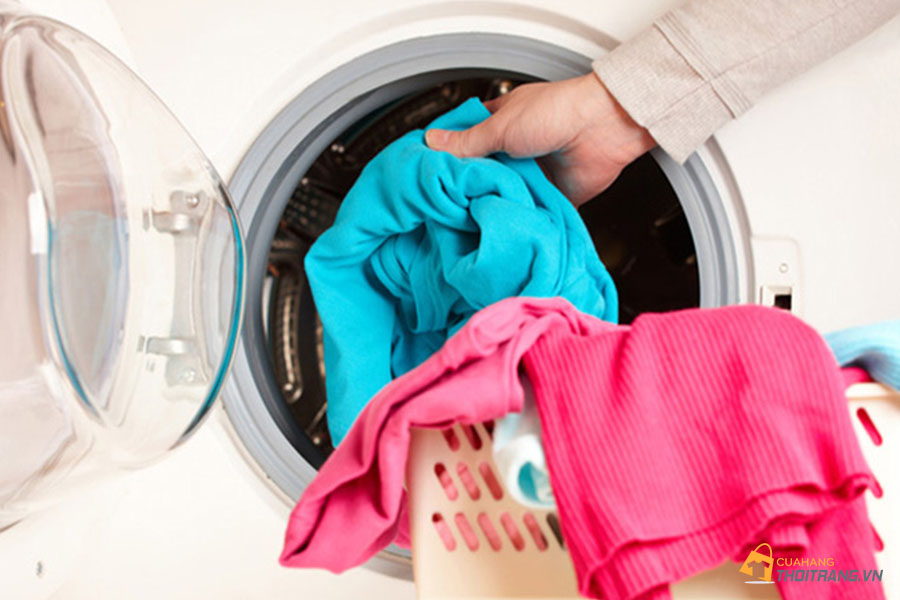 Giặt đúng khối lượng quần áo quy định trên máy giặt